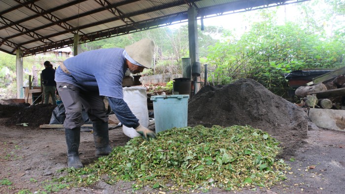CDPC supports communities with grinders to make natural compost. This is better for farmers' autonomy and for the soil than chemical fertilizers. © CDPC