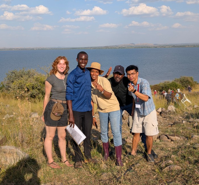 v.l.n.r.: Annelore, Mtaka (EARN), Zainab (deelnemer), Lazaro (EARN) en Kervin van de Filipijnse partner MASIPAG