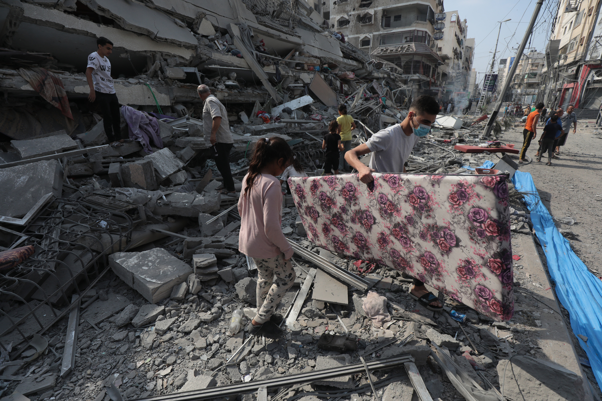 Palestijnen inspecteren de ruïnes van de Aklouk Toren die verwoest werd door Israëlische luchtaanvallen in Gaza Stad op 8 oktober 2023. Palestijnen inspecteren de ruïnes van de Aklouk Toren die verwoest werd door Israëlische luchtaanvallen in Gaza Stad op 8 oktober 2023.